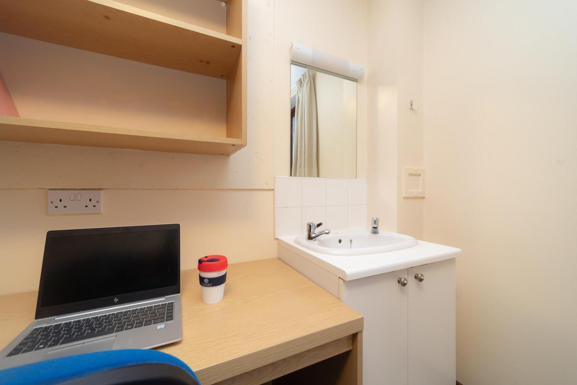 Joivy Economy 4 And 5 Bed Flats, Close To Old Town And Royal Mile - Adults Only Apartment เอดินบะระ ภายนอก รูปภาพ